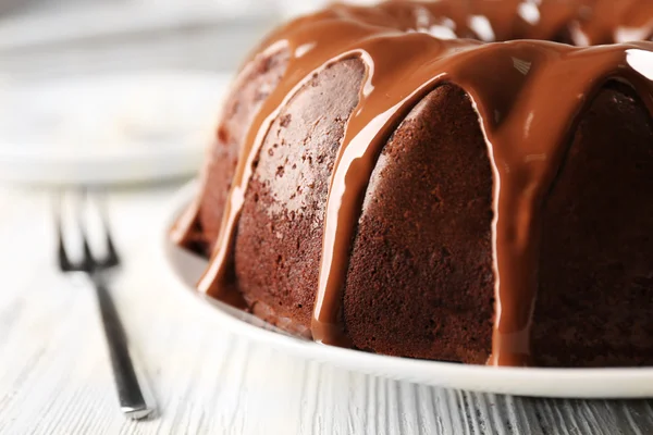 Runde Torte auf Teller — Stockfoto