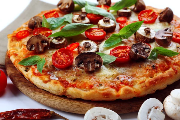 Pizza saporita e verdure fresche — Foto Stock