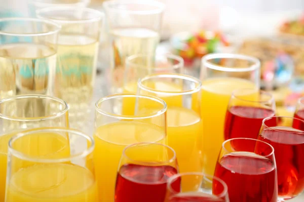 Diferentes bebidas coloridas — Fotografia de Stock