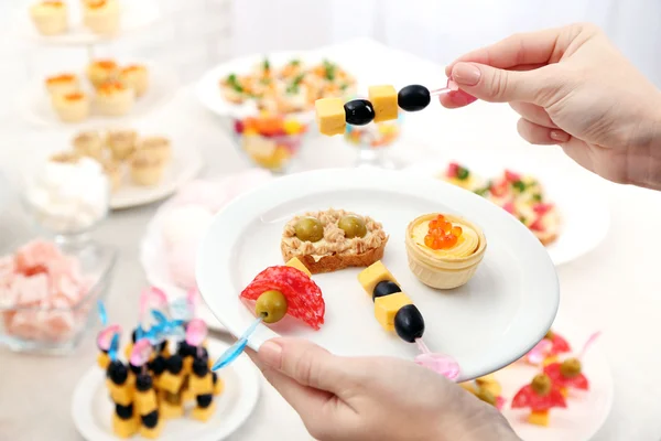 Assiette femme avec snacks — Photo