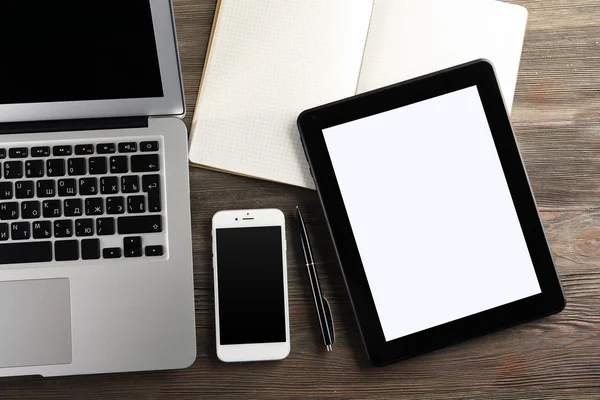 Tablo üzerinde modern dizüstü bilgisayar