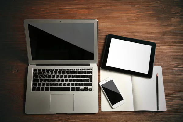 Современный ноутбук на столе — стоковое фото