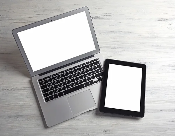 Tablo üzerinde modern dizüstü bilgisayar