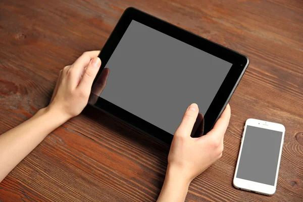 Handen met behulp van Tablet PC — Stockfoto