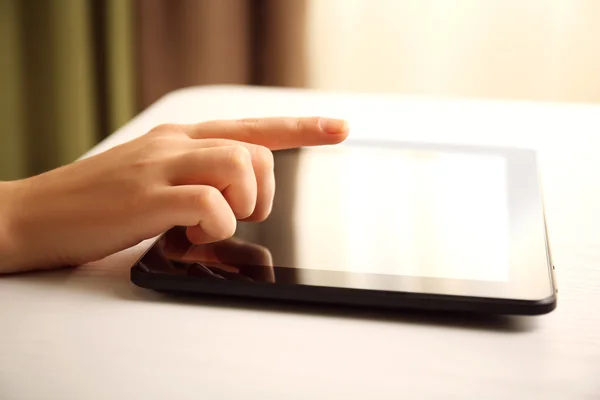 Vrouwelijke hand met moderne tablet — Stockfoto