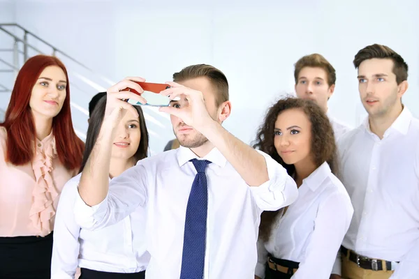 Jongeren Met Behulp Van Slimme Telefoon Het Kantoor — Stockfoto