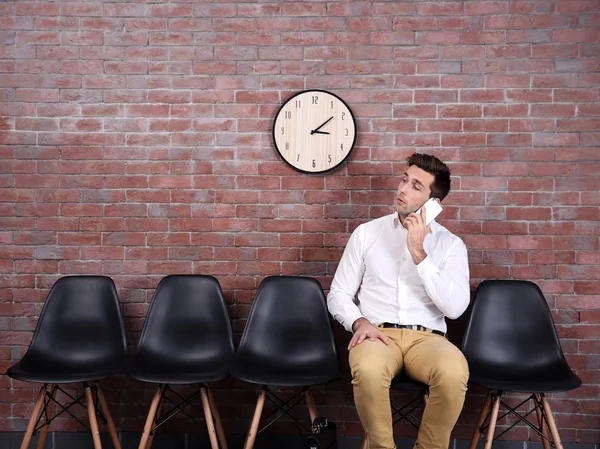 Empresario hablando por teléfono inteligente — Foto de Stock