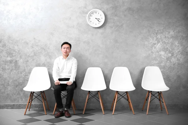 Azjatycki biznesmen siedzi na krześle — Zdjęcie stockowe