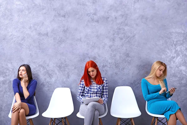 Jovens meninas sentadas — Fotografia de Stock