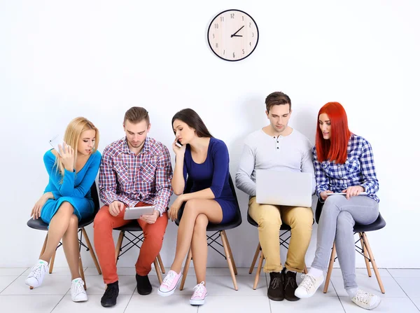 Menschen sitzen auf Stühlen — Stockfoto