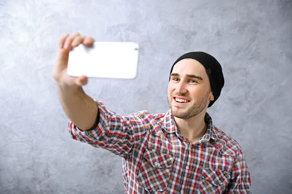 Siyah Şapkalı Fotoğraf Ona Kendini Akıllı Telefon Gri Duvar Arka — Stok fotoğraf