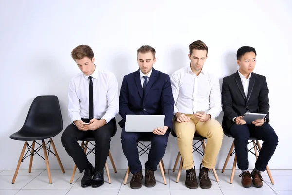 Бізнесмени сидять на стільцях — стокове фото