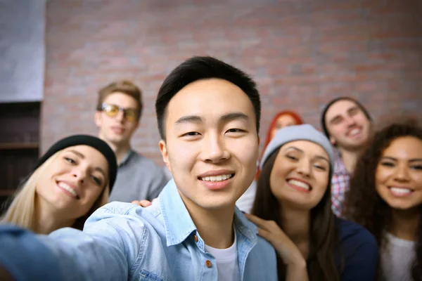 Personas que toman fotos de grupo — Foto de Stock