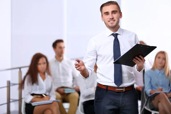 Jeune Homme Affaires Souriant Avec Porte Papier Stylo Debout Devant — Photo