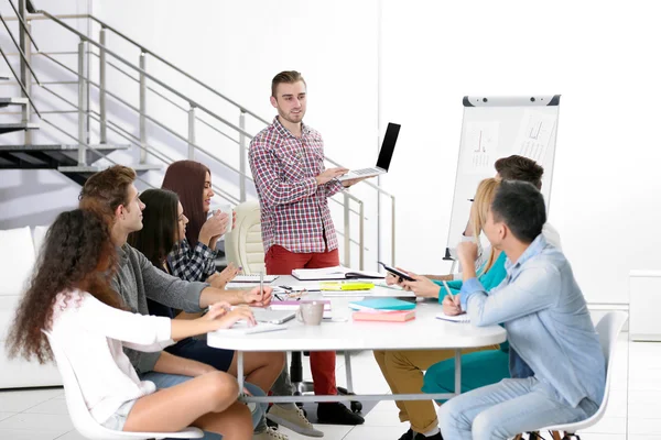 Faire une présentation à bord au bureau — Photo