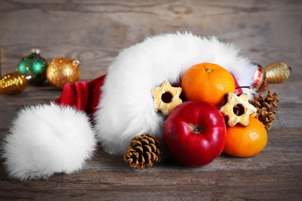 Santa sombrero lleno de regalos de Navidad —  Fotos de Stock