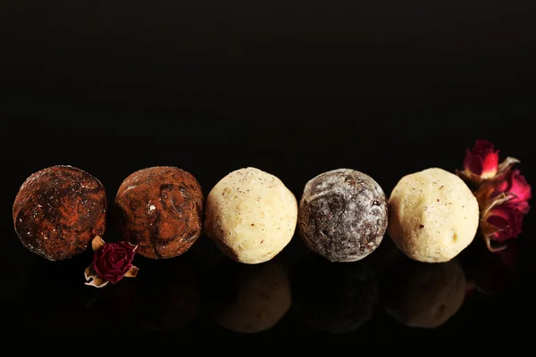 Ассортимент вкусных шоколадных конфет — стоковое фото