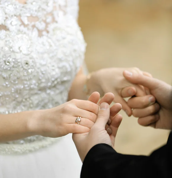 Bride and groom holding hands — Stock Photo, Image