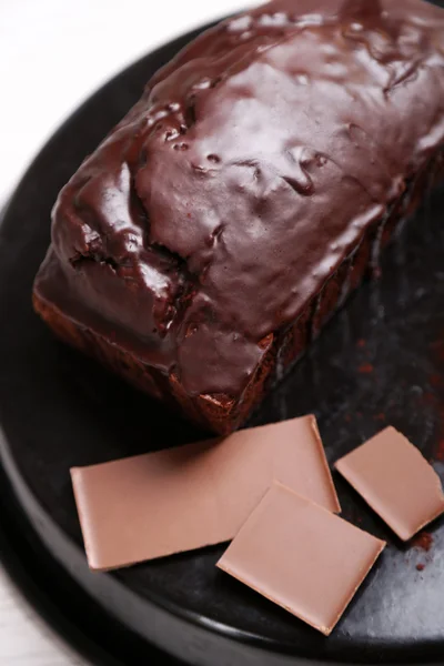 Chocolate cake with icing — Stock Photo, Image