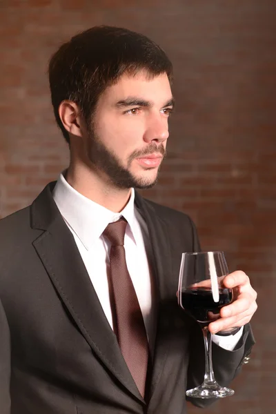 Man met rode wijn in glas — Stockfoto
