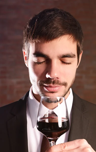 Man sniffar rött vin i glas — Stockfoto