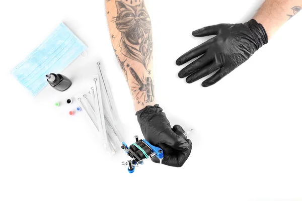 Tatoeëerder handen in zwarte handschoenen — Stockfoto