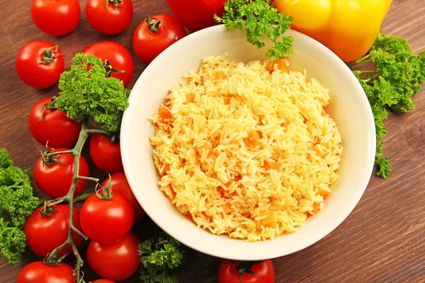 Arroz cocido con una zanahoria en un plato —  Fotos de Stock