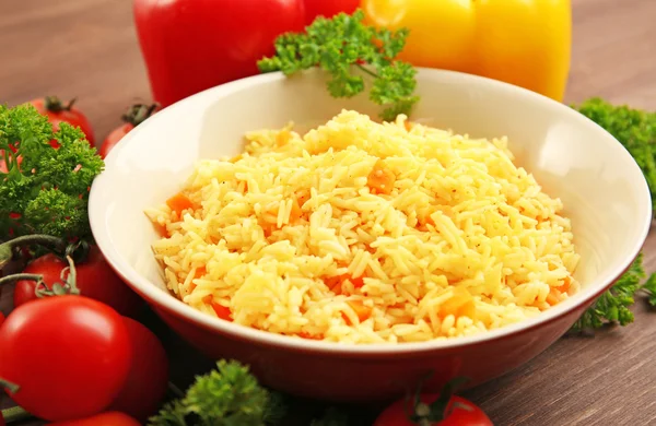 Dušená rýže s mrkví na talíři — Stock fotografie