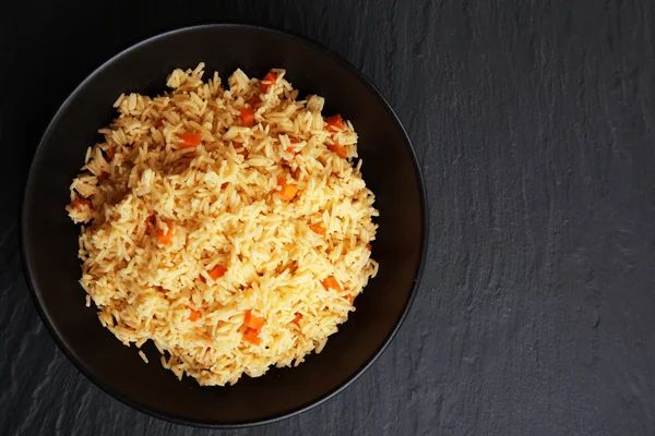 Тушеный рис с морковью на тарелке — стоковое фото