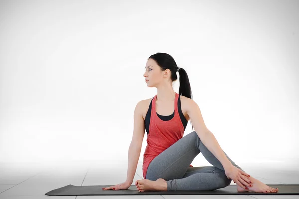 Vrouw doet yoga in de klas — Stockfoto