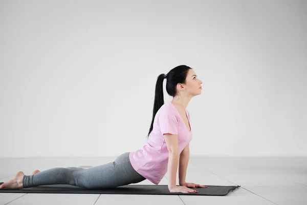 Mujer hace ejercicios de yoga en el gimnasio —  Fotos de Stock