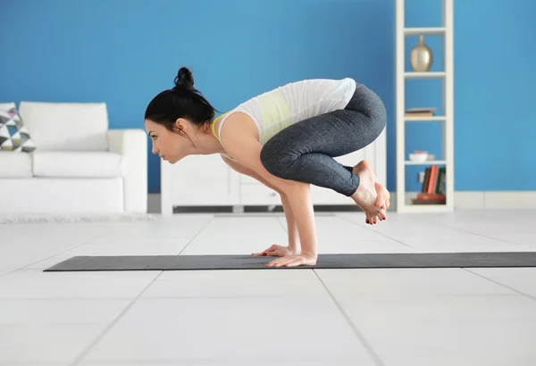 Mujer hace ejercicio de yoga —  Fotos de Stock