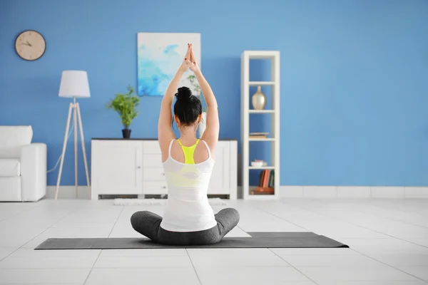 Donna fa esercizio di yoga — Foto Stock