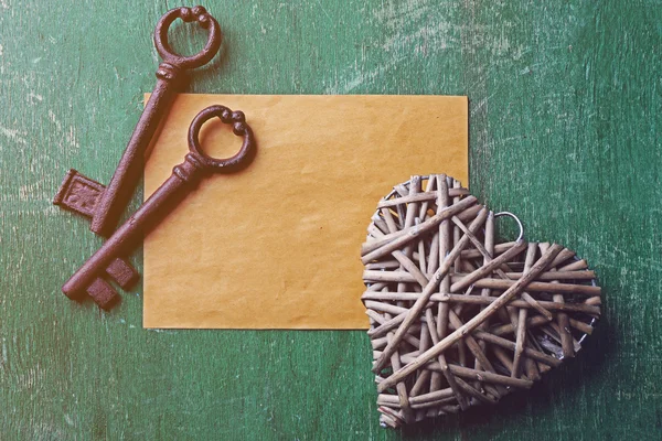Dekoratif kalp ile eski anahtar taşı — Stok fotoğraf