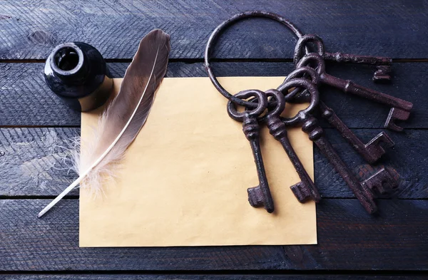 Bunch of old keys with paper — Stock Photo, Image