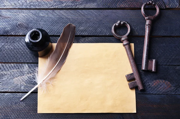 Old keys with papers — Stock Photo, Image