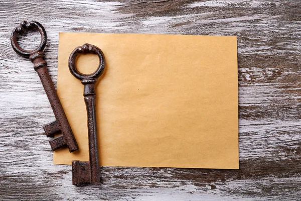 Staré klíče s prázdný list papíru — Stock fotografie