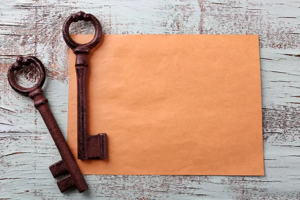 Old keys with empty sheet of paper — Stock Photo, Image