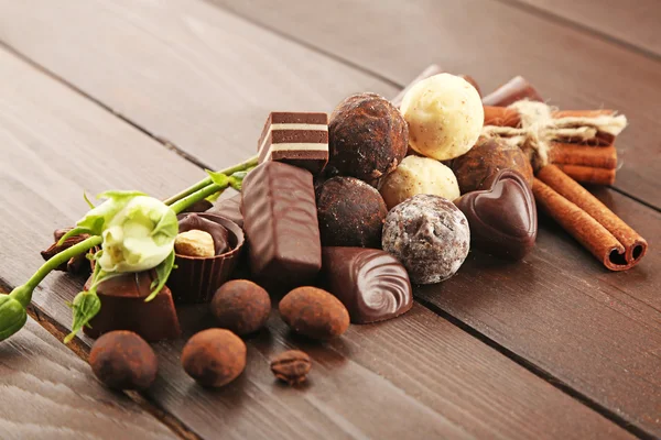 Sortiment chutné čokoládové bonbony — Stock fotografie
