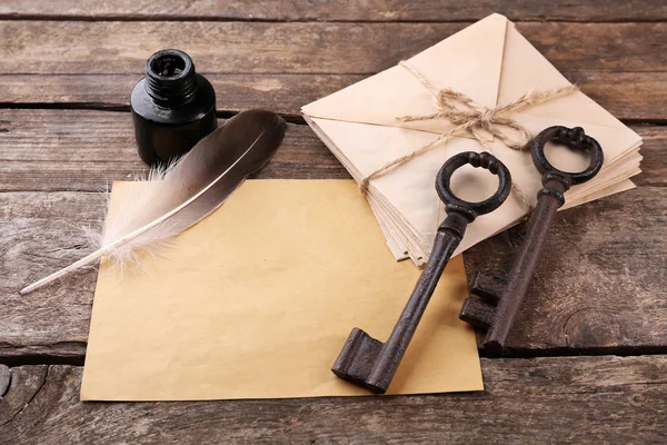 Old keys with papers, ink and pen — Stock Photo, Image