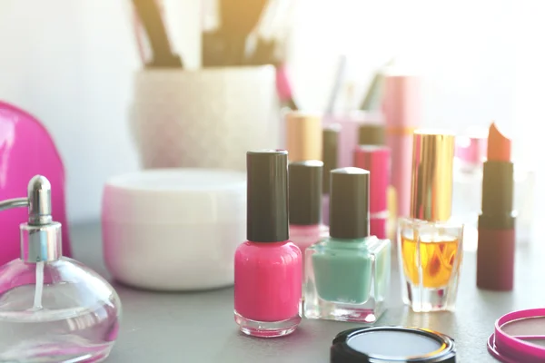 Make-up cosmetica op een tafel — Stockfoto
