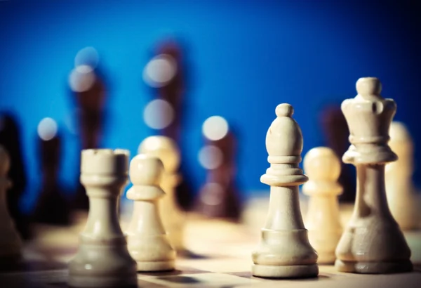 Peças de xadrez e tabuleiro de jogo — Fotografia de Stock