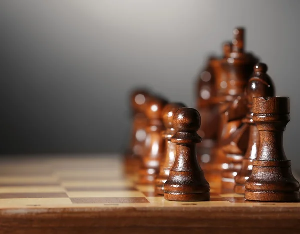 Schackpjäser och spelplanen — Stockfoto