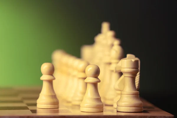 Piezas de ajedrez y tablero de juego —  Fotos de Stock