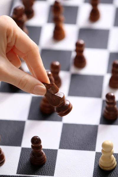 Mano femenina jugando ajedrez — Foto de Stock