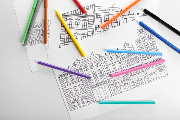 Рисунок зданий и цветных карандашей — стоковое фото