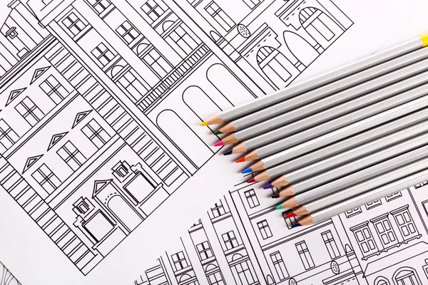 Рисунок зданий и цветных карандашей — стоковое фото