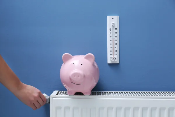 Hand Justera temperaturen på radiator. — Stockfoto