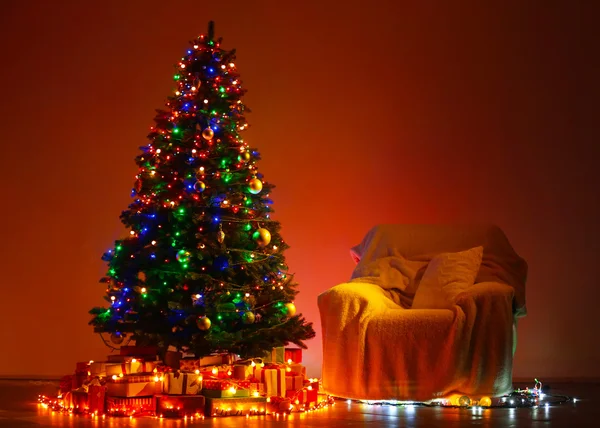 Árbol de Navidad y sillón — Foto de Stock