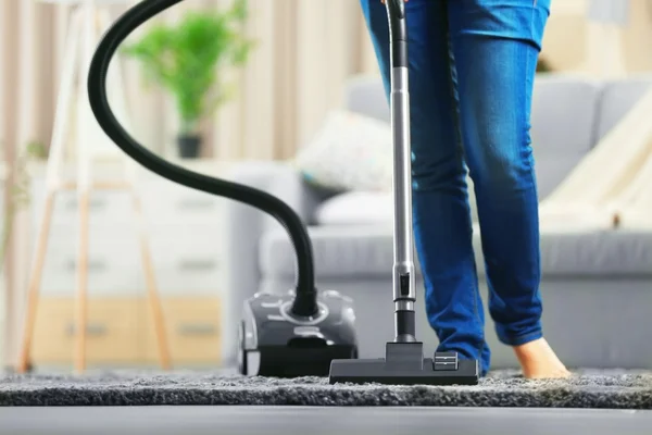 Woman cleaning the carpet — Stock Photo, Image